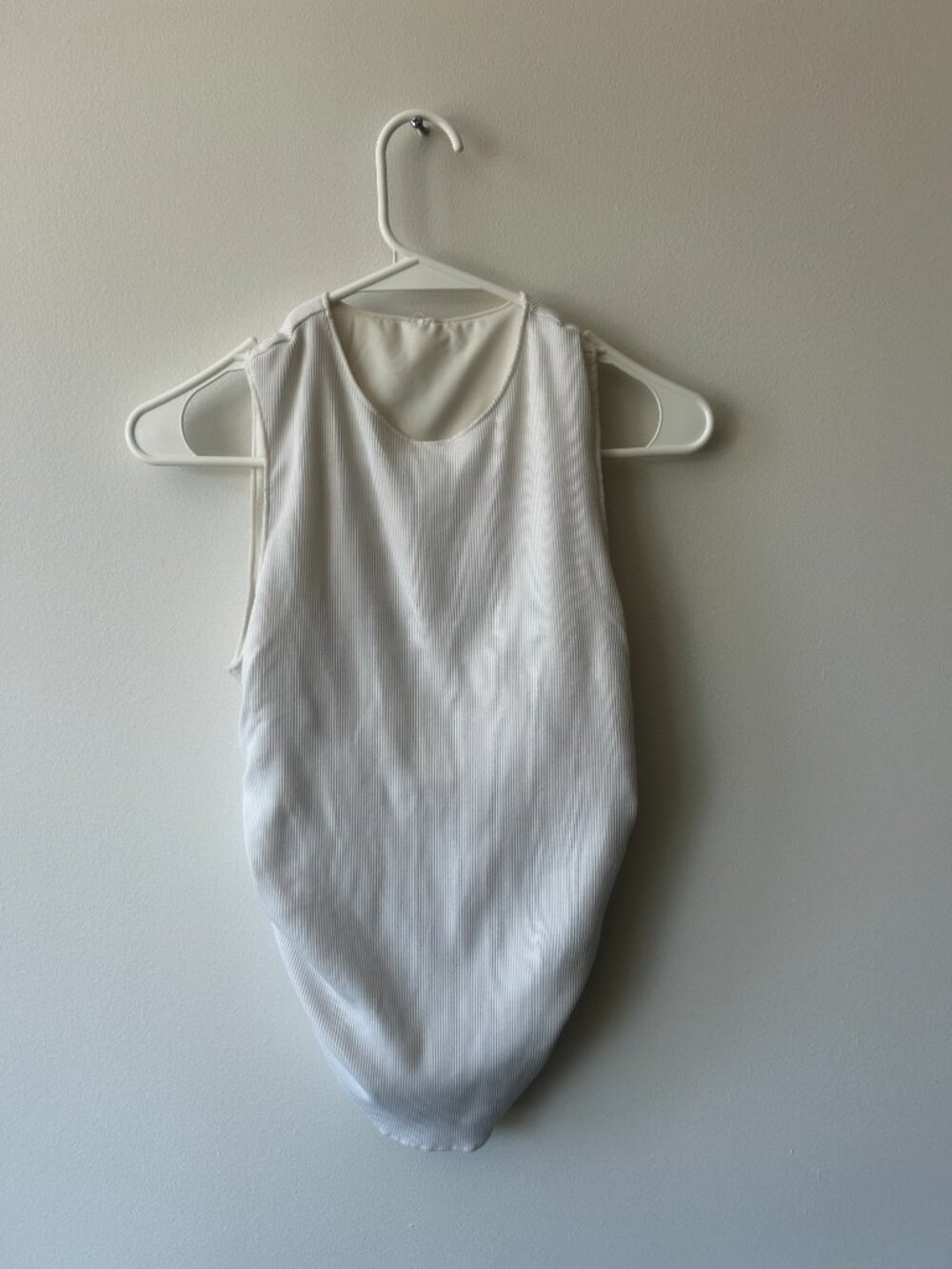 Alo Ribbed En Pointe Tank | Color: Ivory / Size: Small - Excellent condition